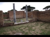 07487 ostia - regio iv - insula iii - domus dei pesci (iv,iii,3) - (via della caupona) - raum (n) - bli ri nordwesten - ri raum (g) - 01-2024.jpg